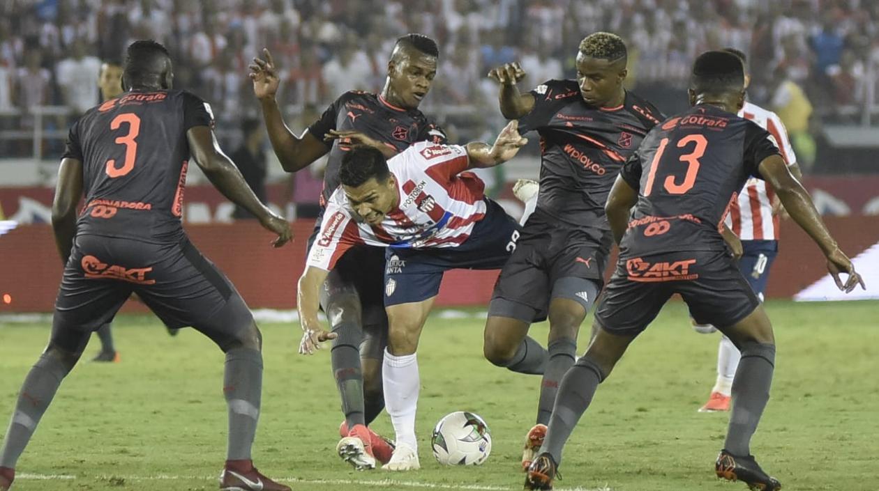 Teófilo Gutiérrez se bate en duelo ante cuatro defensores del DIM. 