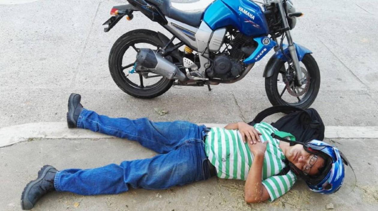 Imagen de Diomar, acostado en un bordillo de la vía Bucaramanga-Girón.