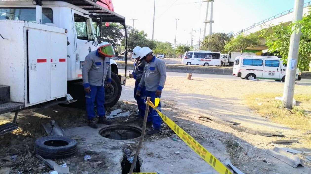 Técnicos de Electricaribe trabajan en la recuperación del servicio de energía en la zona afectada.