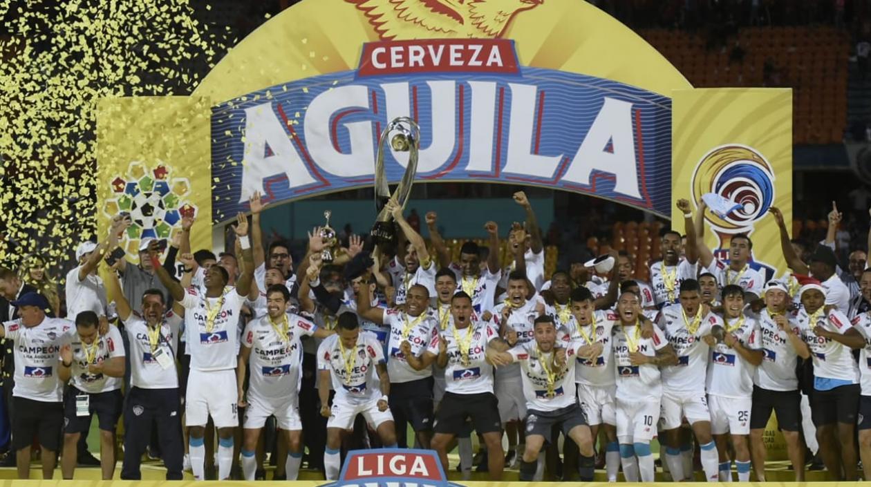 Celebración juniorista tras la premiación.