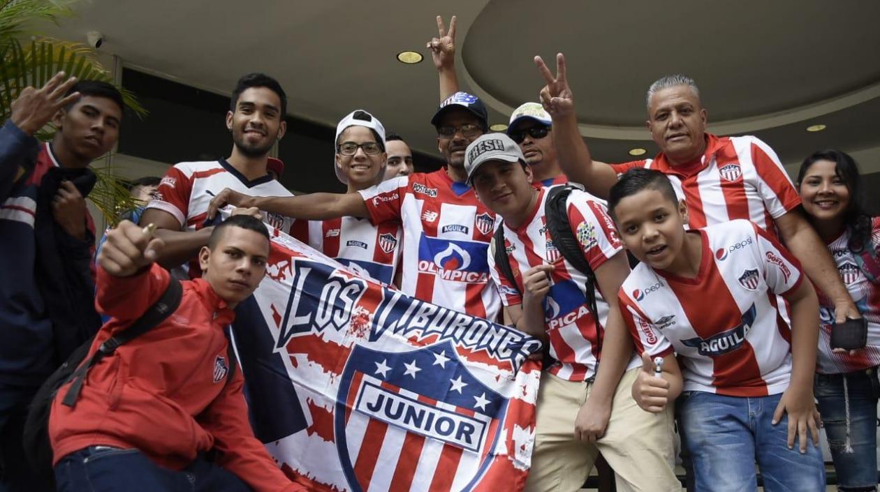 Junioristas en las puertas del Hotel San Fernando Plaza, en Medellín
