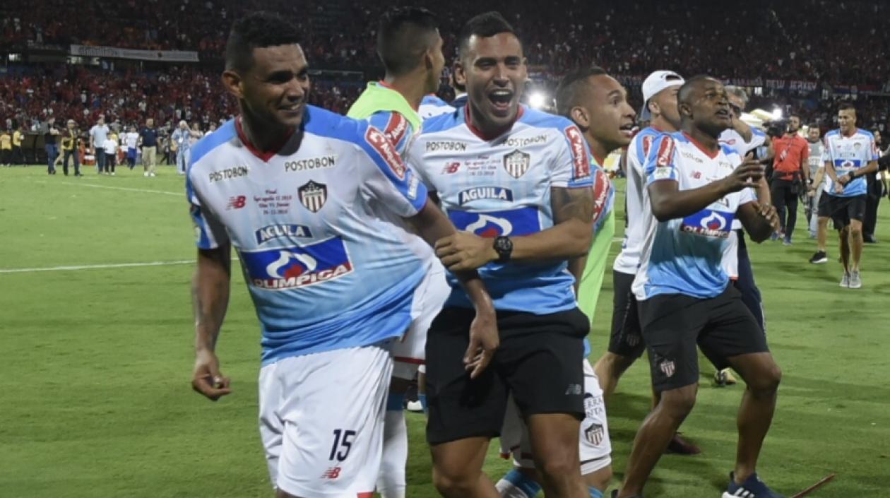 Luis Narváez celebrando el título con Germán Gutiérrez.