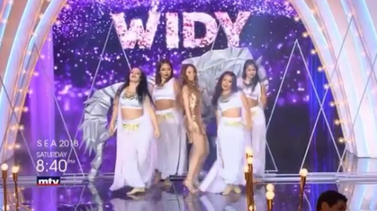 La cantante Widy durante su show.