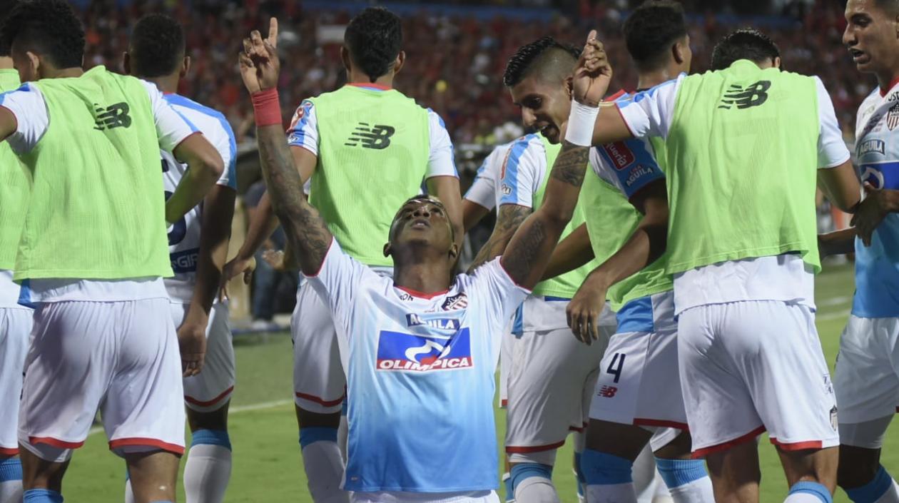 Yony González festejando el gol ante el DIM.
