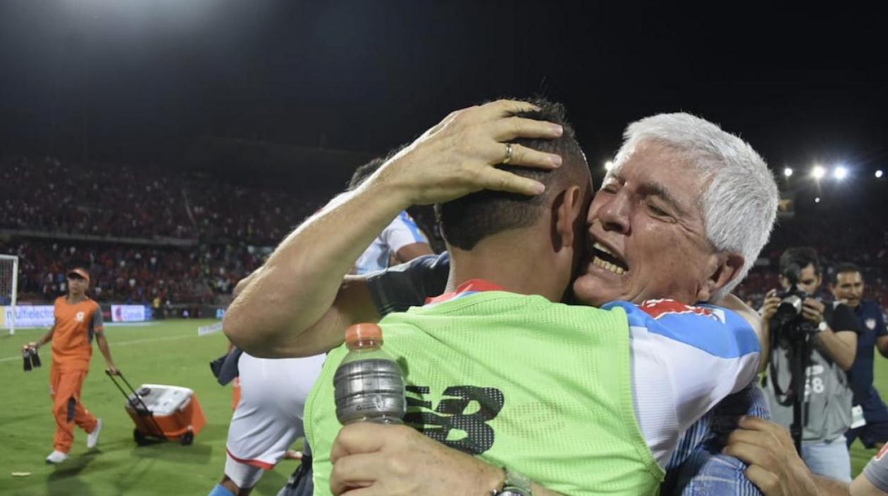Julio Comesaña abraza a Jarlan Barrera tras la obtención de la octava estrella.