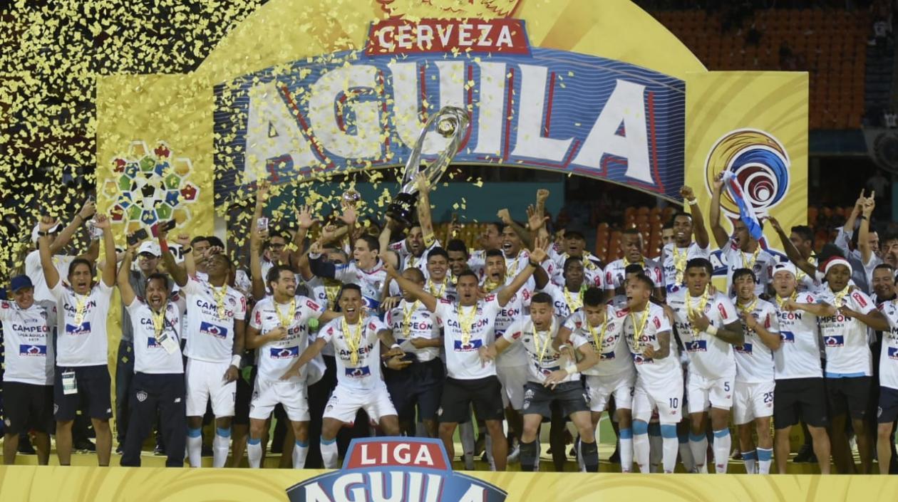 El Junior recibiendo la Copa de la Liga.