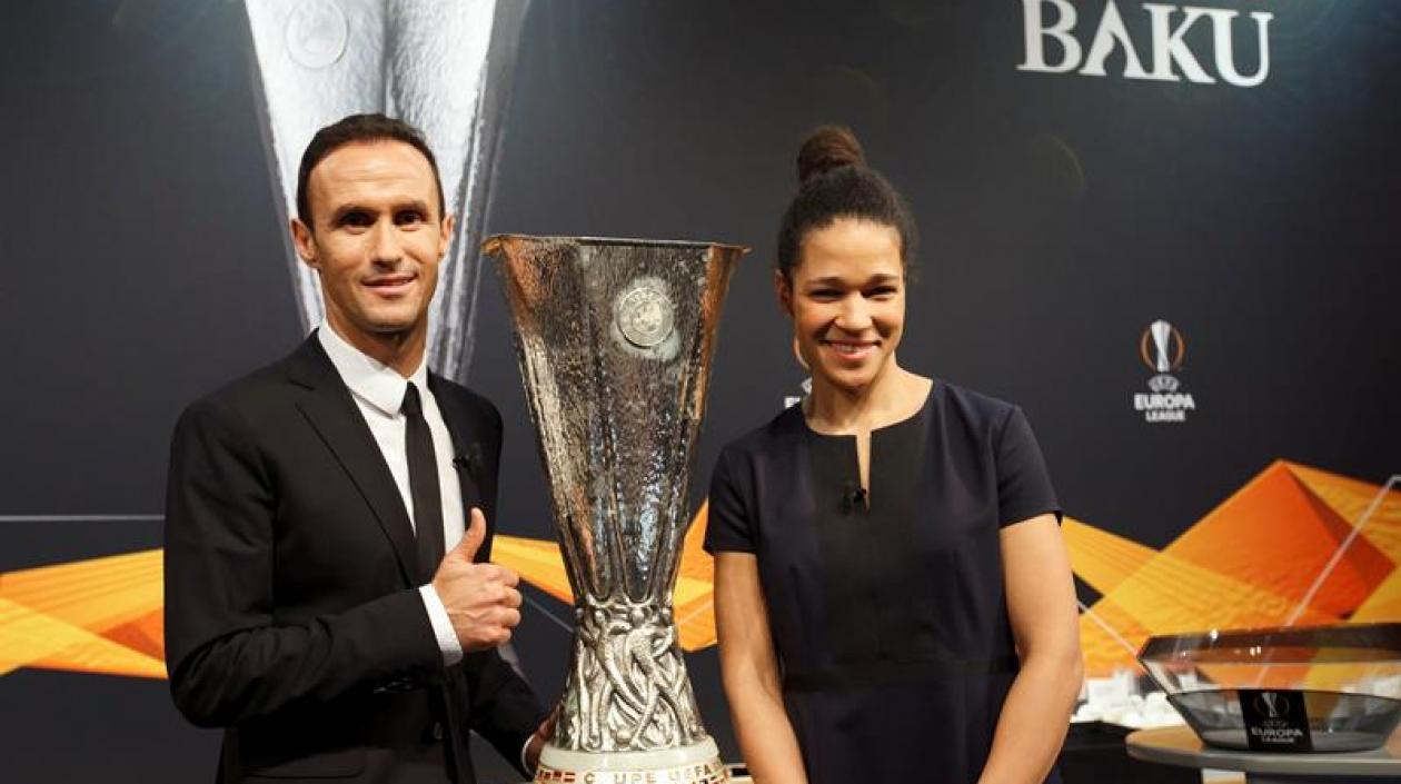 El exfutbolista portugués Ricardo Carvalho (i) y la exjugadora alemana de fútbol Celia Sasic durante el sorteo de los dieciseisavos de final de la Liga Europa en Nyon, Suiza.
