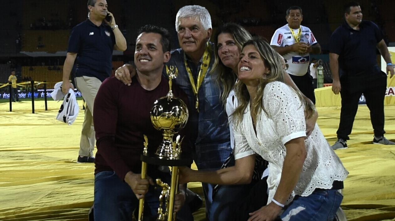 Julio Avelino Comesaña posa con sus hijos tras el título. 