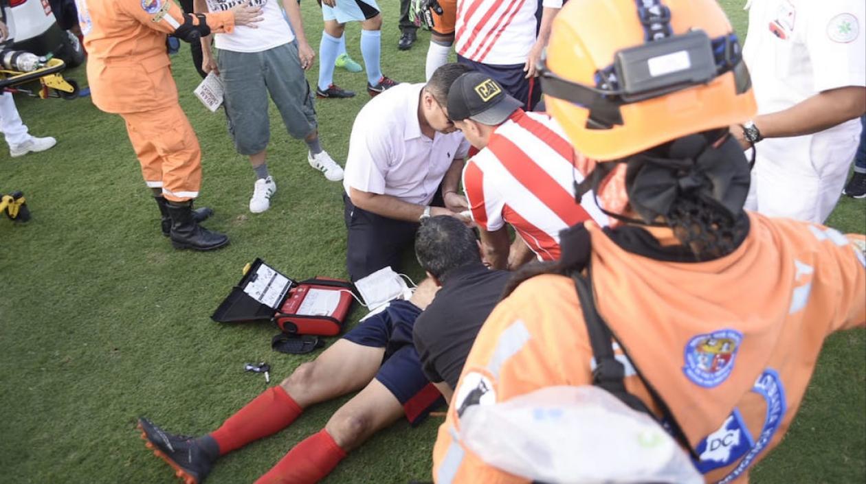 Gabriel Berdugo siendo atendido en la cancha del Romelio Martínez.