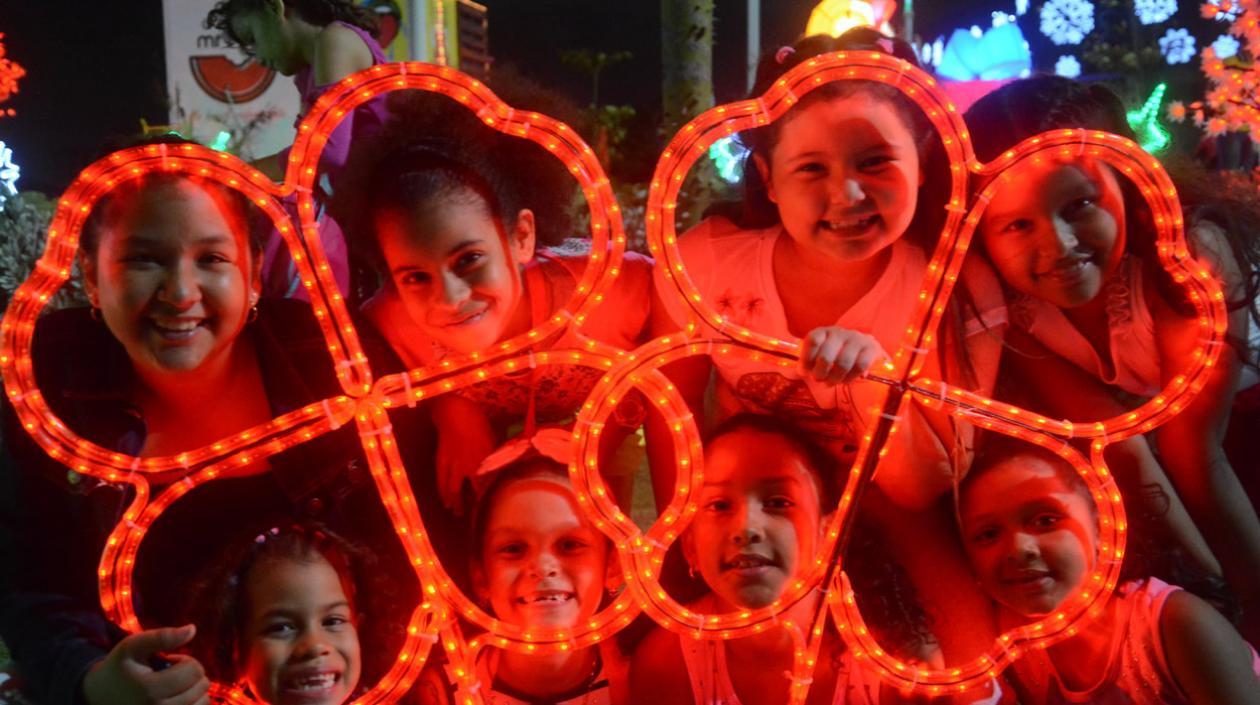 Los niños con la iluminación ganadora.