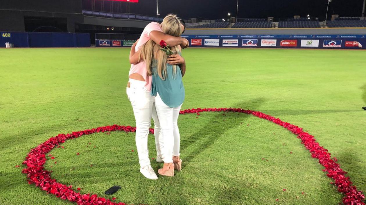 Nabil Crismatt y su novia en el Édgar Rentería.