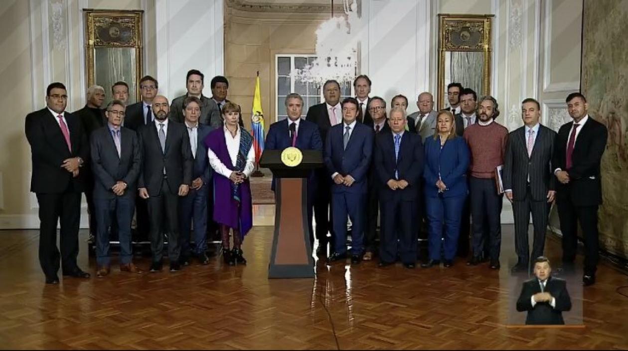 El Presidente Iván Duque y la comisión negociadora anunciando el nuevo salario mínimo.