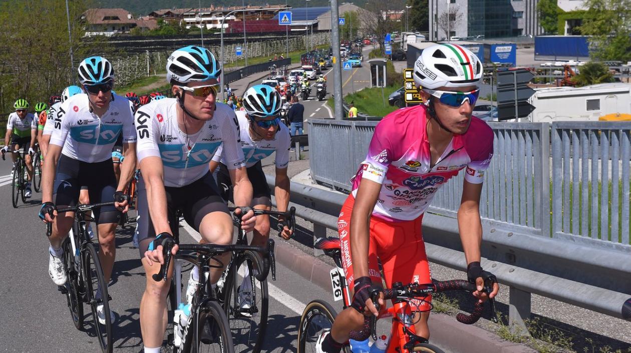 Iván Ramiro Sosa trepa la cuesta seguido del Team Sky. 