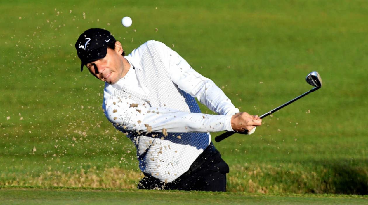 Rafael Nadal, tenista español, jugando golf. 