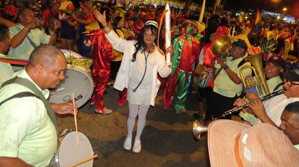 Víctor Flores con su disfraz en un desfile de Guacherna.