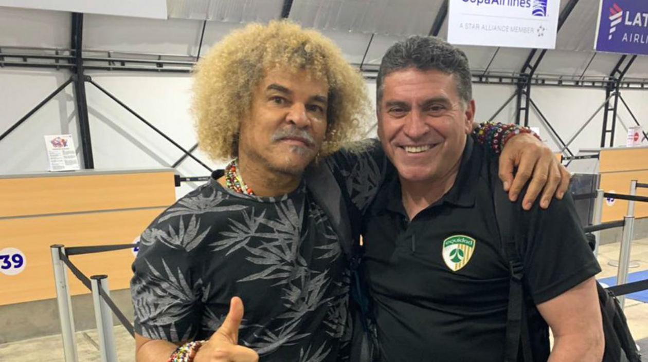 Carlos 'El Pibe' Valderrama, exjugador de Junior, y Luis Fernando Suárez, nuevo entrenador del equipo. 