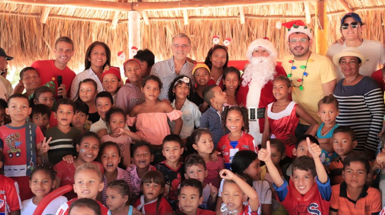 El Gobernador Eduardo Verano y el Secretario de Educación Dagoberto Barraza, durante las novenas en los corregimientos.