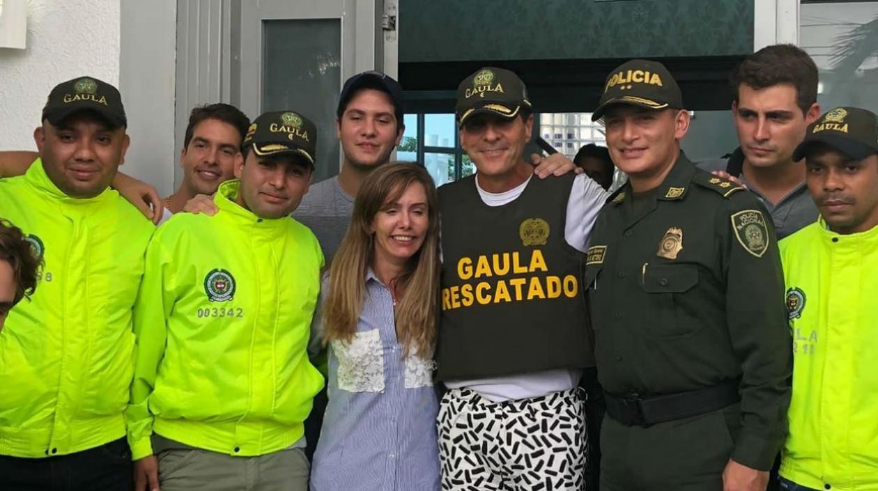 El empresario Rodolfo Acosta con el polémico chaleco del 'Gaula rescatado'.