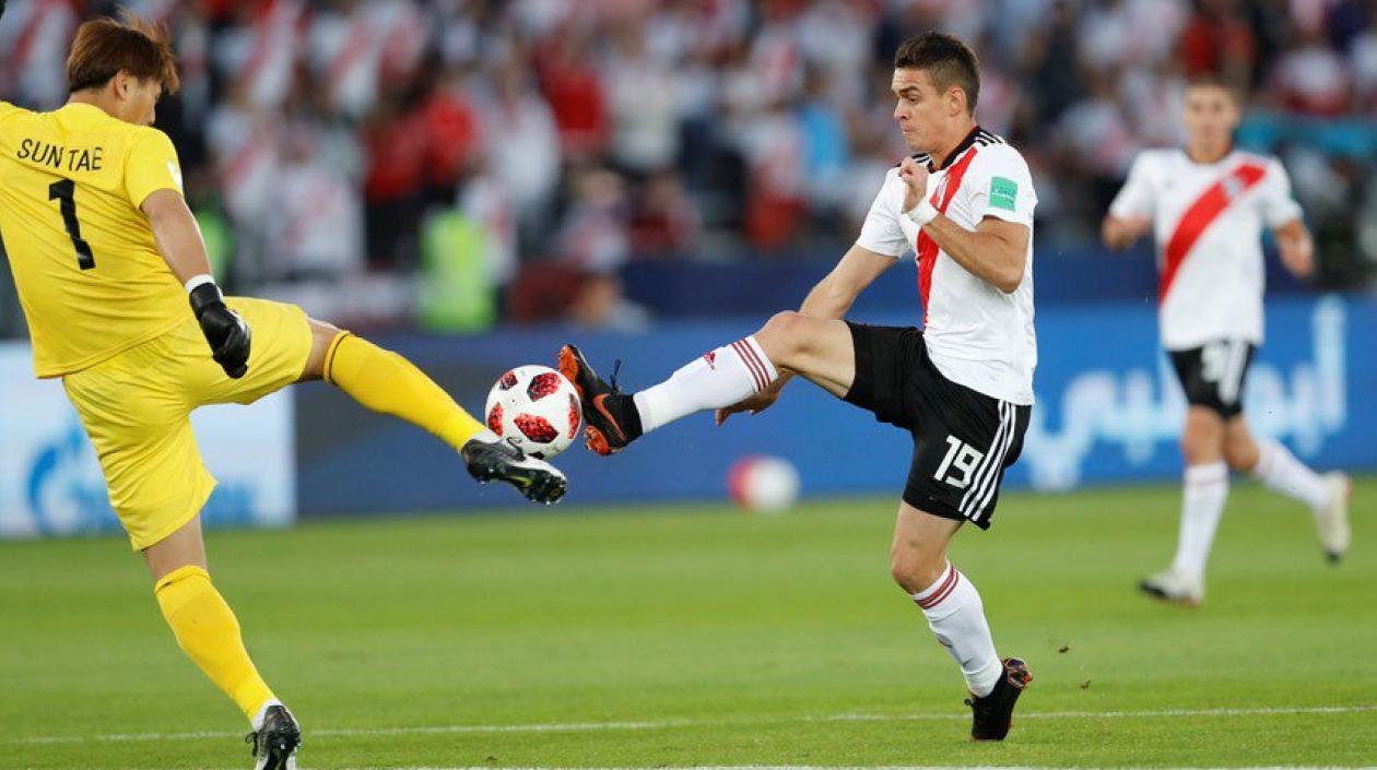 Rafael Santos Borré ante el arquero del Kashima.