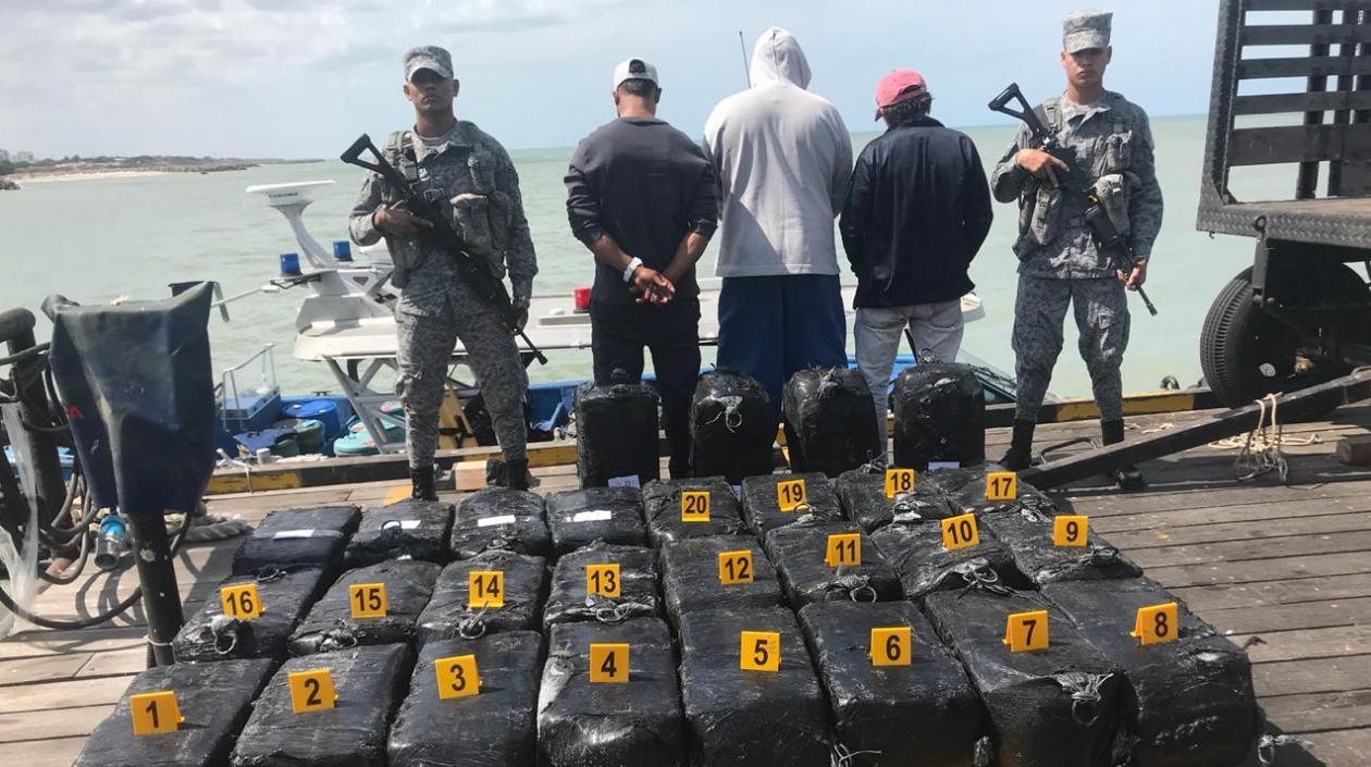 Los capturados y la droga incautada.