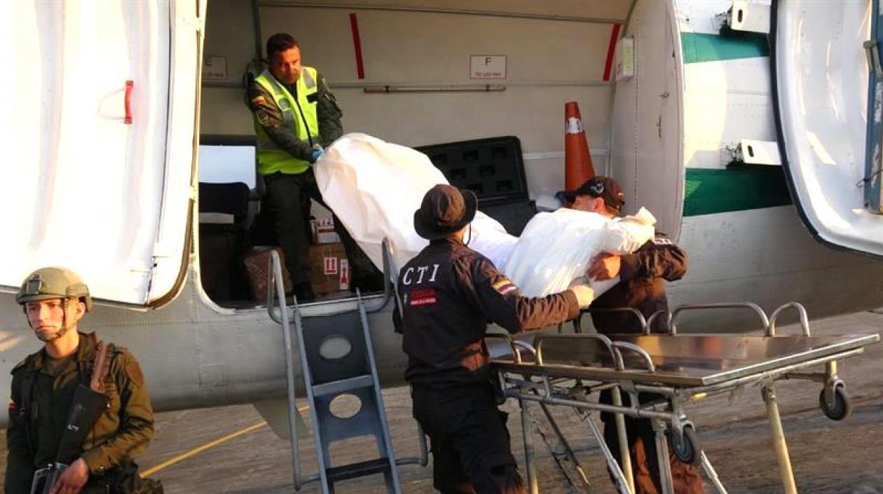 El cuerpo de alias 'Guacho' trasladado desde el lugar donde fue abatido.
