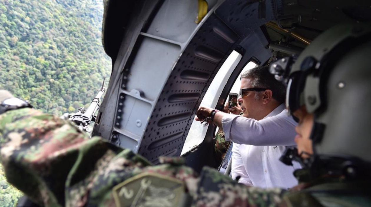 El Presidente Iván Duque sobrevolando la zona donde fue abatido alias ‘Guacho’.
