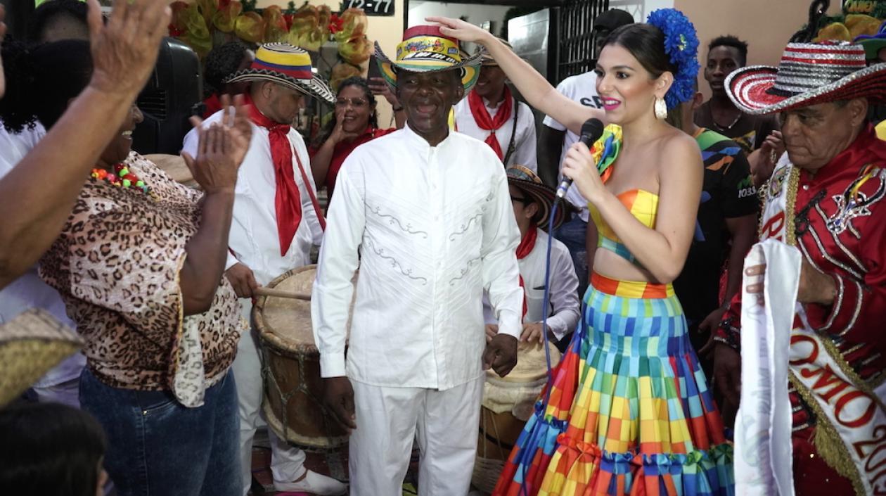 La Reina Carolina con Abraham Cáceres, del barrio san Francisco.