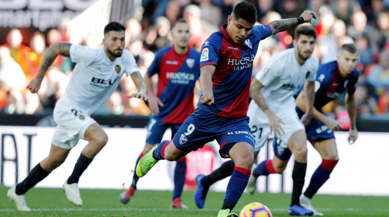 'Cucho' Hernández ejecuta el tiro penal para el empate de su equipo. 