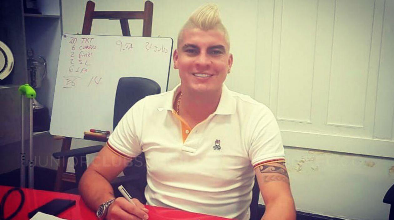 Michael Rangel firmando su contrato por tres años de Junior. 