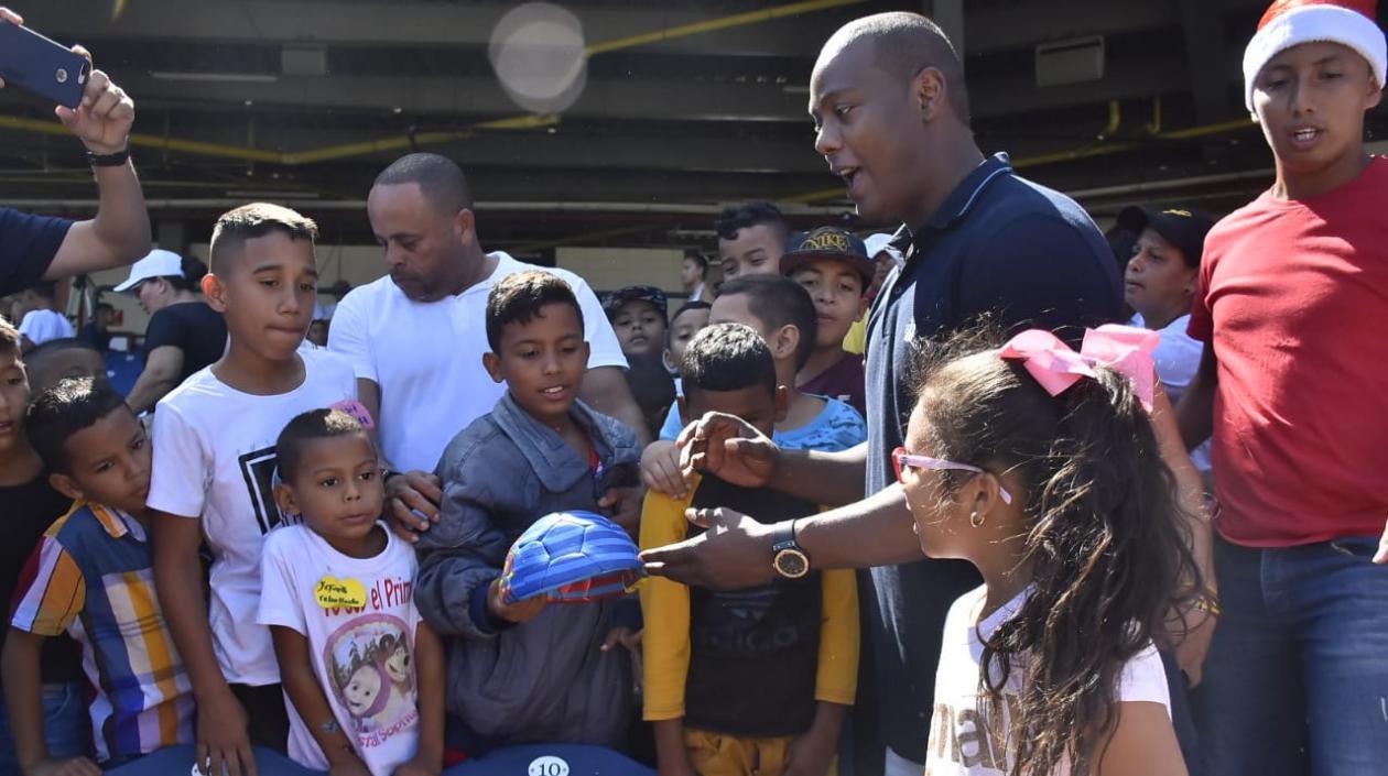 Édgar Rentería entregando los regalos.