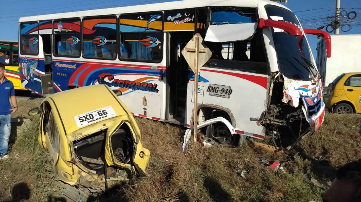 Así quedaron el bus de Galapa y el taxi chocado en la Cordialidad.