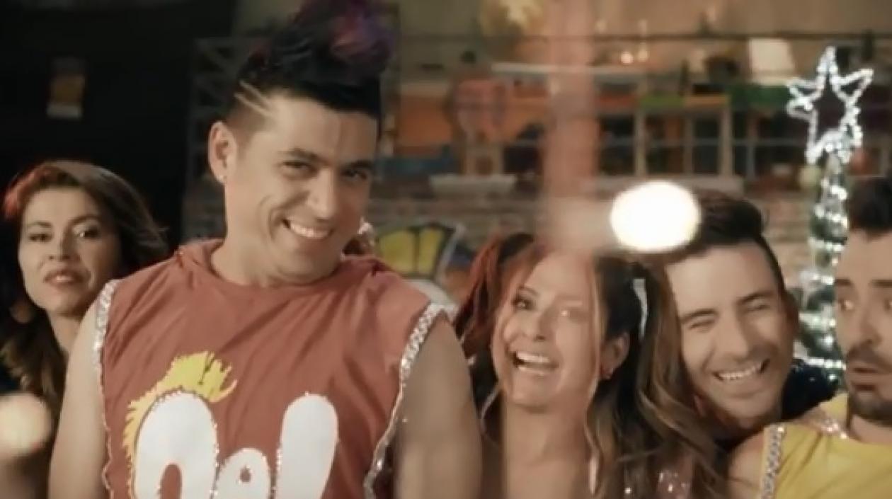 Aida Bossa y el elenco de 'El man es Germán'.