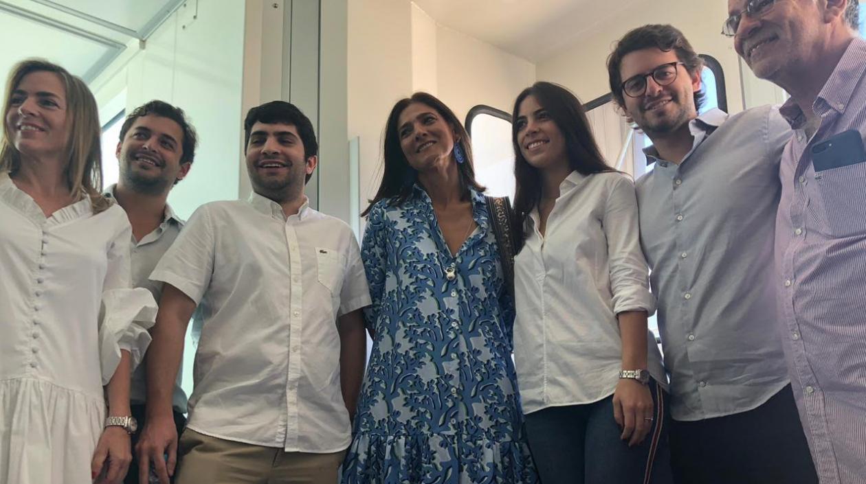 La Ministra de Transporte, Ángela María Orozco, funcionarios del concesionario del aeropuerto y de la firma Valorcon.