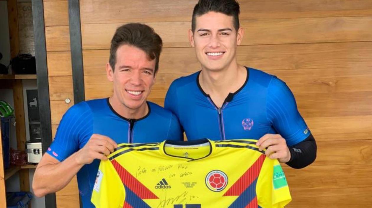 Rigoberto Urán y James Rodríguez. 