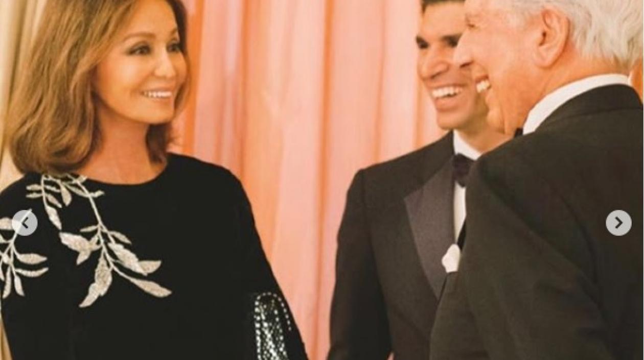  Isabel Preysler luciendo el bolso junto a Mario Vargas Llosa.