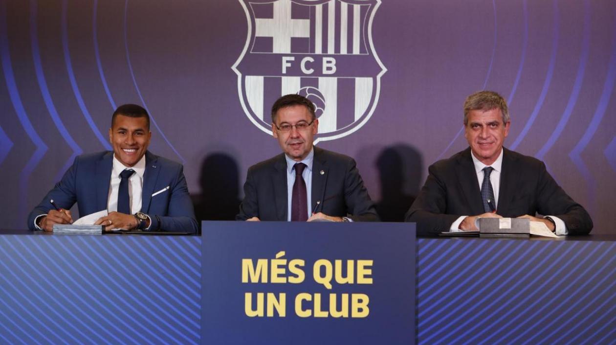 Jeison Murillo firmando con Barcelona