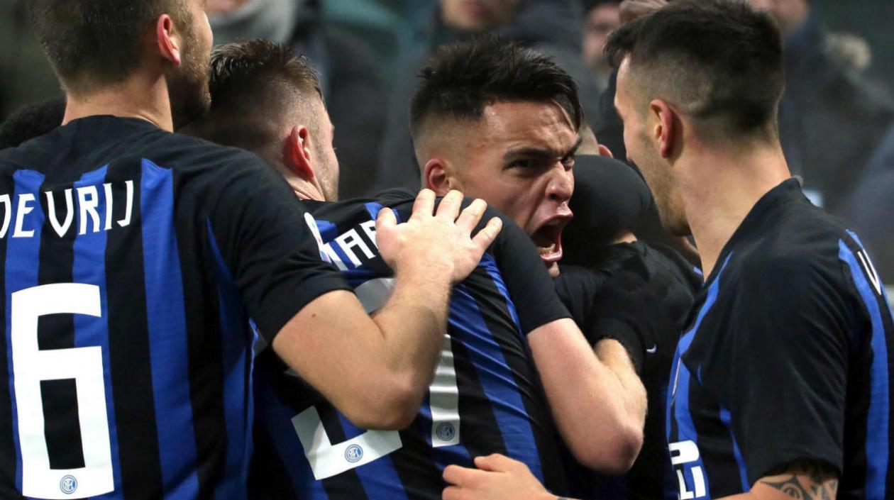 Lautaro Martínez celebra con sus compañeros un gol. 