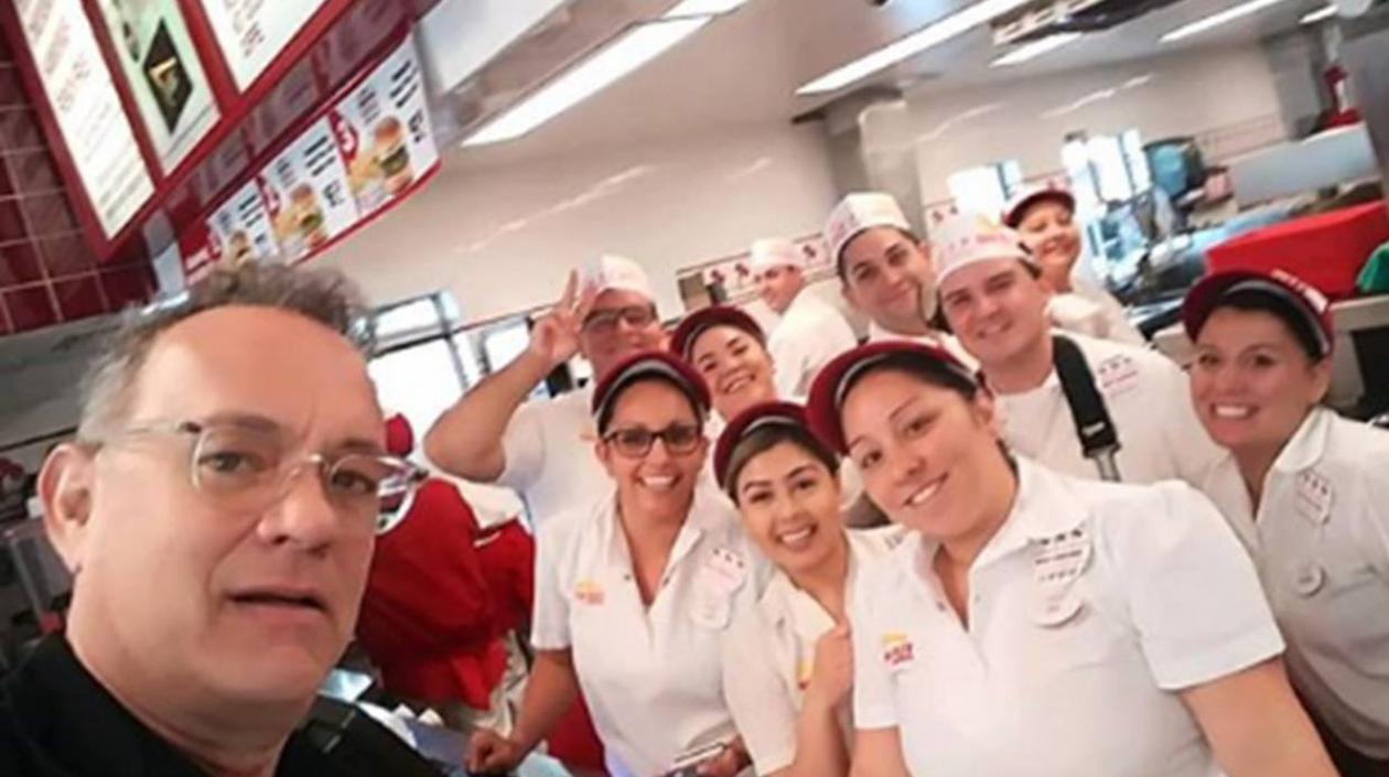 El actor Tom Hanks y el personal del restaurante.