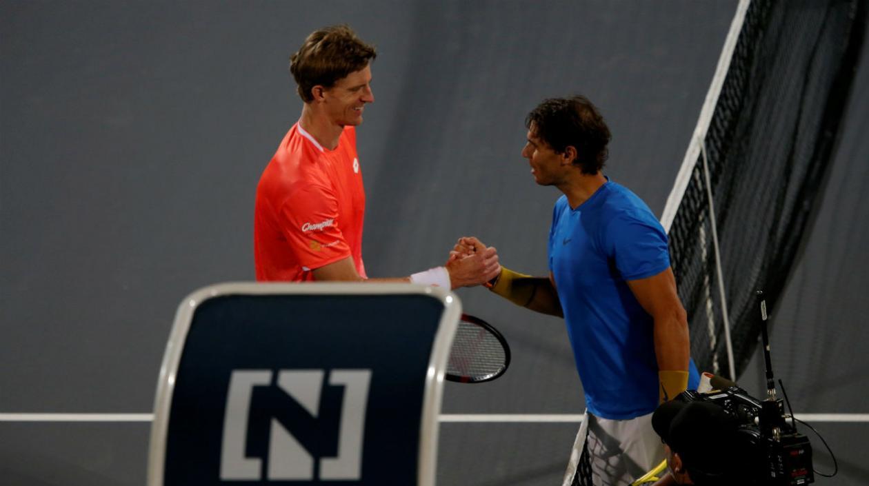 Kevin Anderson saluda a Rafael Nadal, tras el partido. 