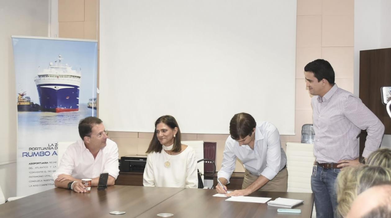 La Ministra Ángela María Orozco presidiendo la reunión.