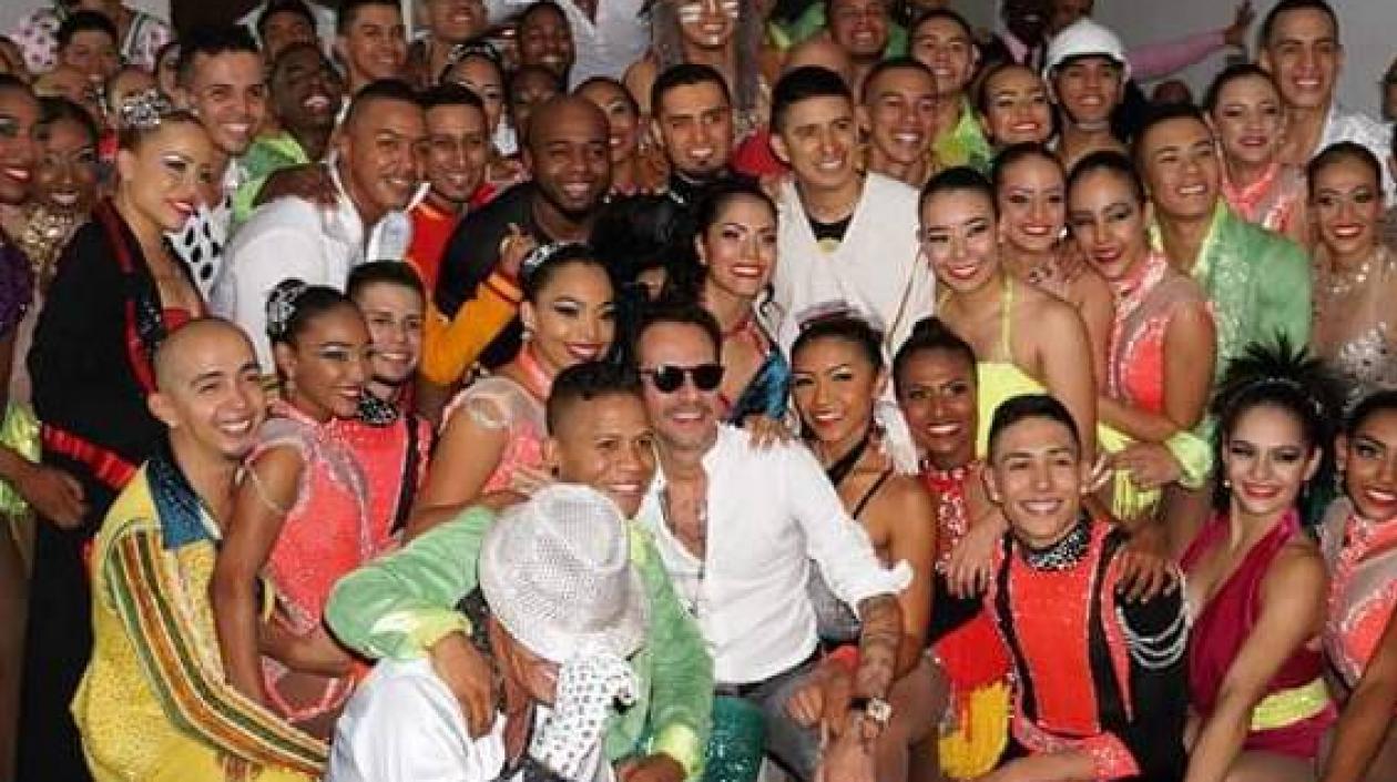 El cantante Marc Anthony y los bailarines de 'Delirio'.
