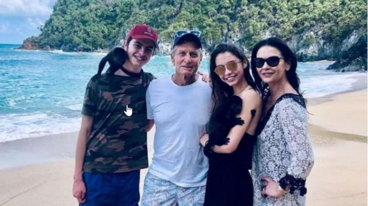 Michael Douglas y Catherine Zeta-Jones junto a sus hijos.