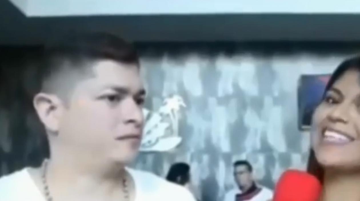 El cantante Mono Zabaleta y la presentadora.