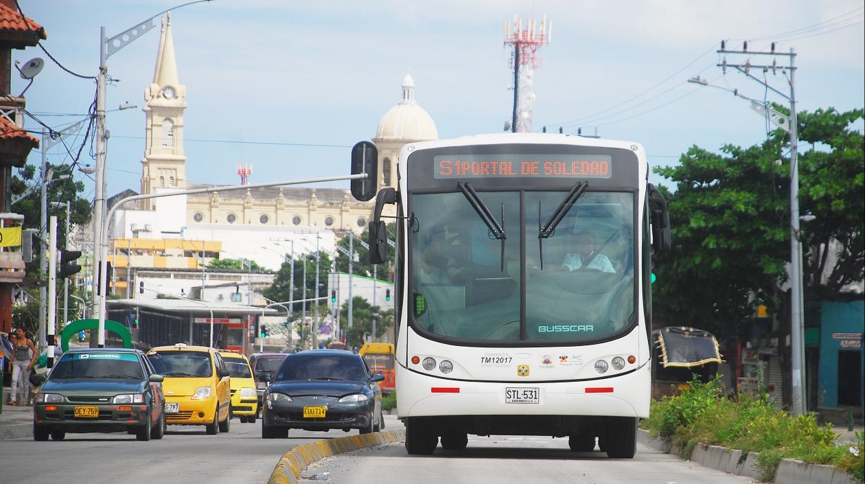 Imagen de un bus de Transmetro.