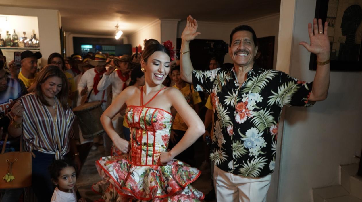 El empresario Enrique Chapman y la Reina del Carnaval. 