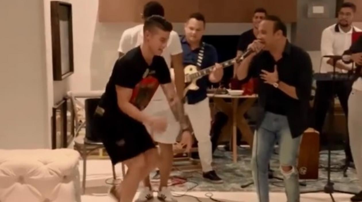 James bailando junto a Teo y Wilfran Castillo.