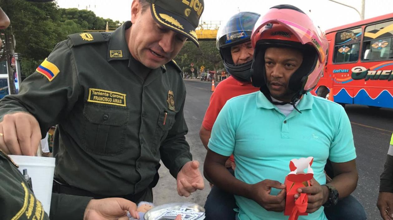 El coronel Francisco Arias, Comandante Operativo de la Policía del Atlántico, entrega muñecos en miniatura para fin de año.