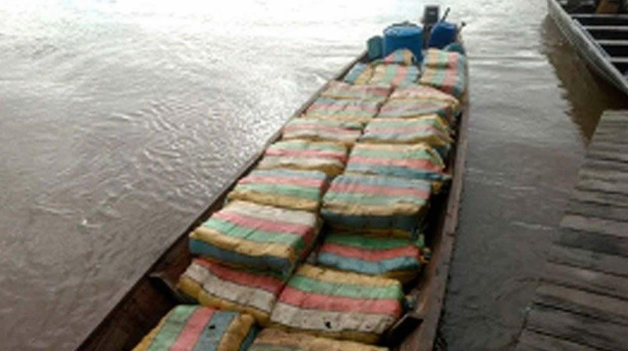 Embarcación fluvial casi dos toneladas de "skunk" 