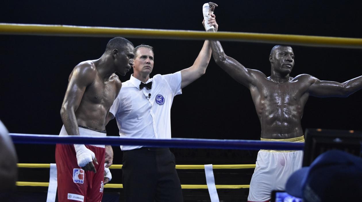 Erislandy Savón es uno de los boxeadores cubanos en combate. 