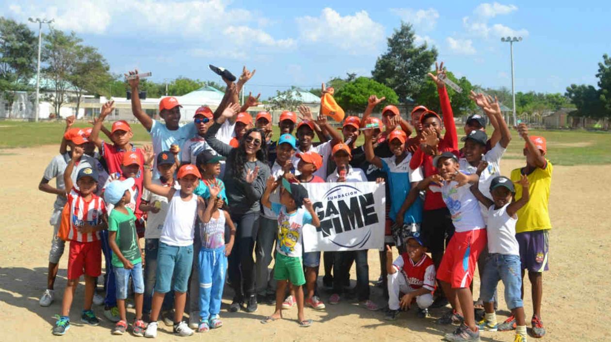 Nicol Fernández al lado de algunos de los niños que ha ayudado su fundación. 